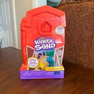 Kinetic Sand, Sandy Farm Set w/Play Sand, 6 Tools & Molds, Reusable Barn Storage